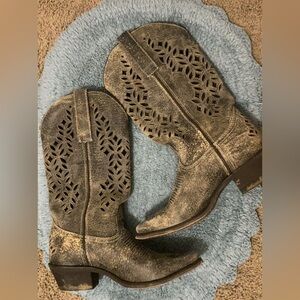 Distressed Laredo Pointed Tow Cowgirl Boots